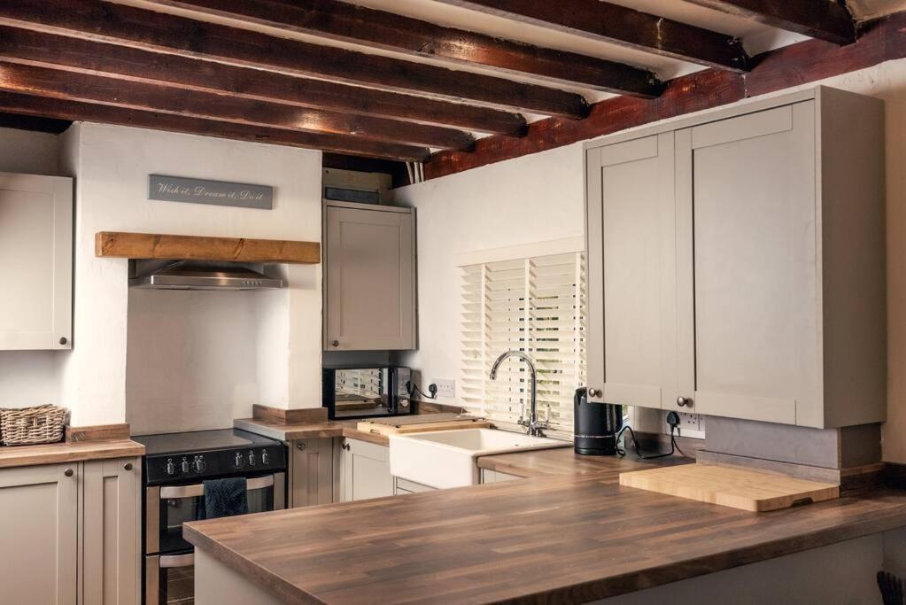 Cosy Hillside Apartment