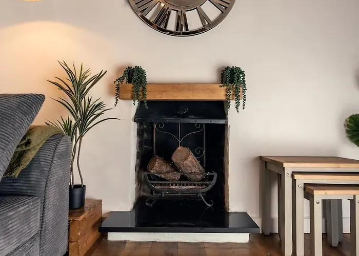 Cosy Hillside Cottage